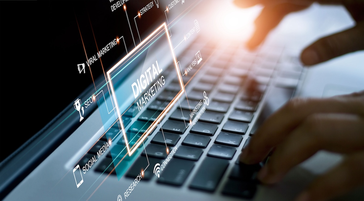 マーケティング施策を分析している様子